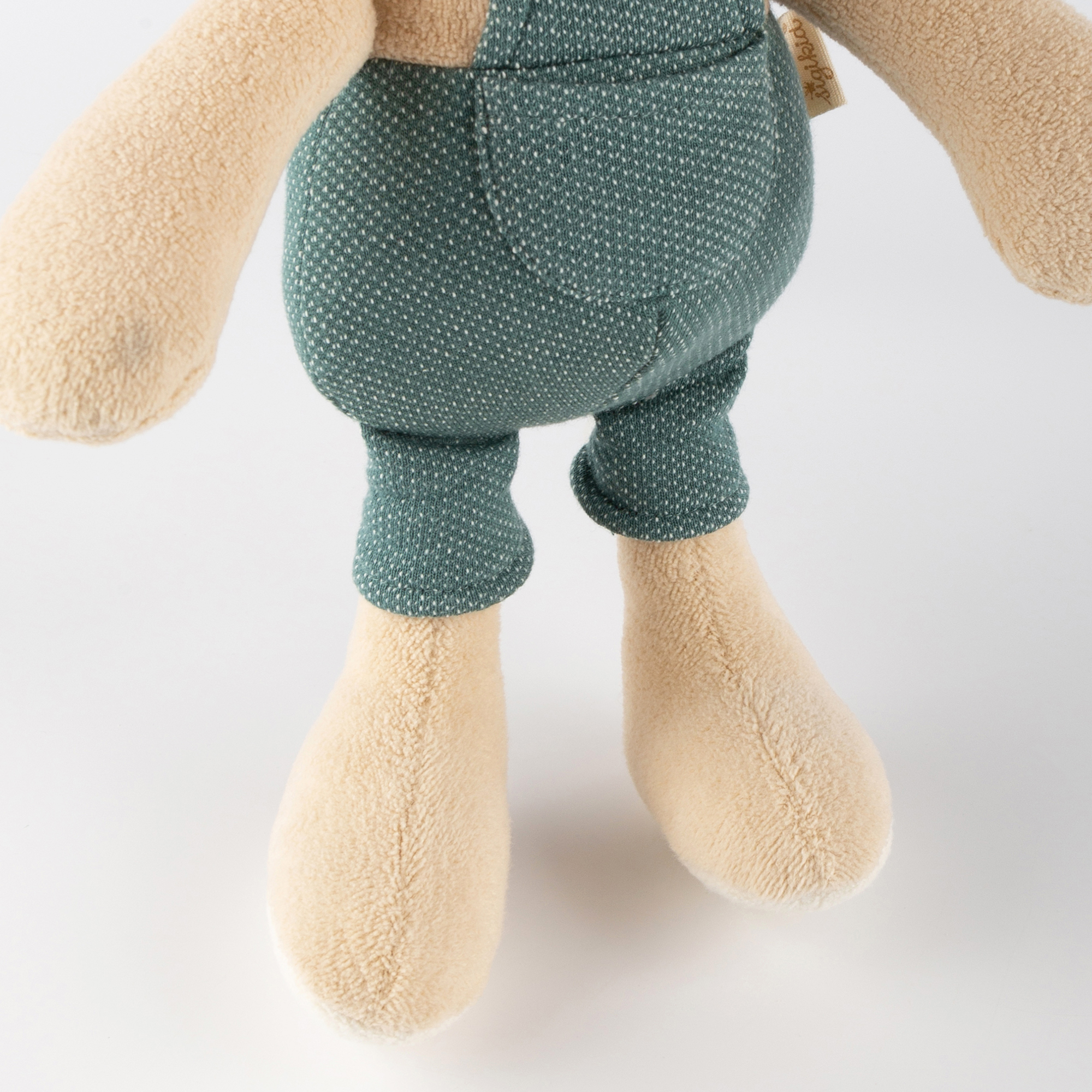 Kuscheltier Hase mit Latzhose, grün Kuscheltier Hase mit Latzhose, grün