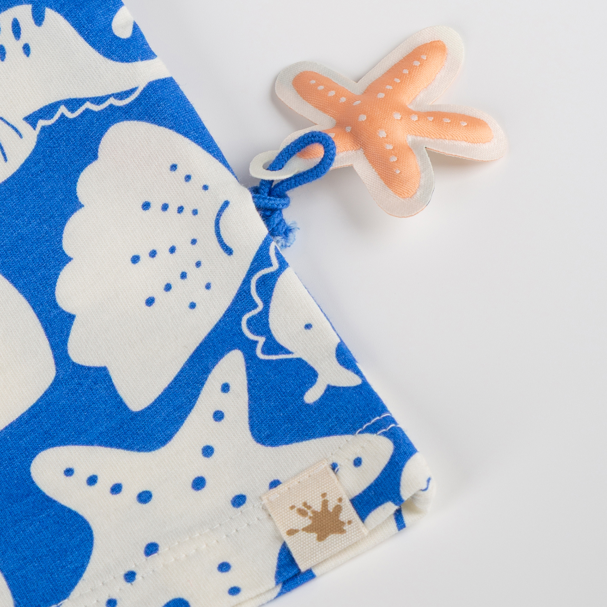 Baby T-Shirt Strand Print, blau mit weiß