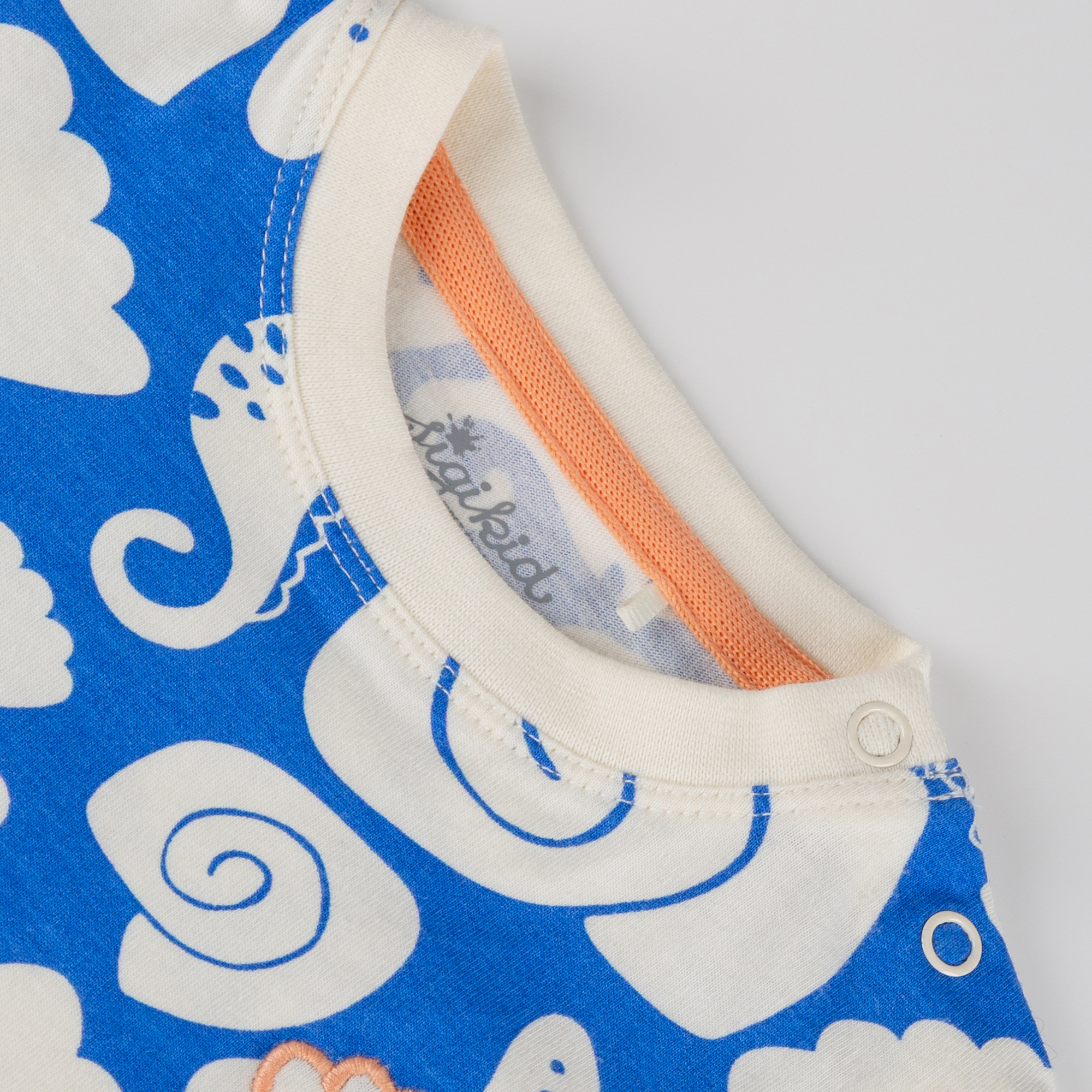 Baby T-Shirt Strand Print, blau mit weiß