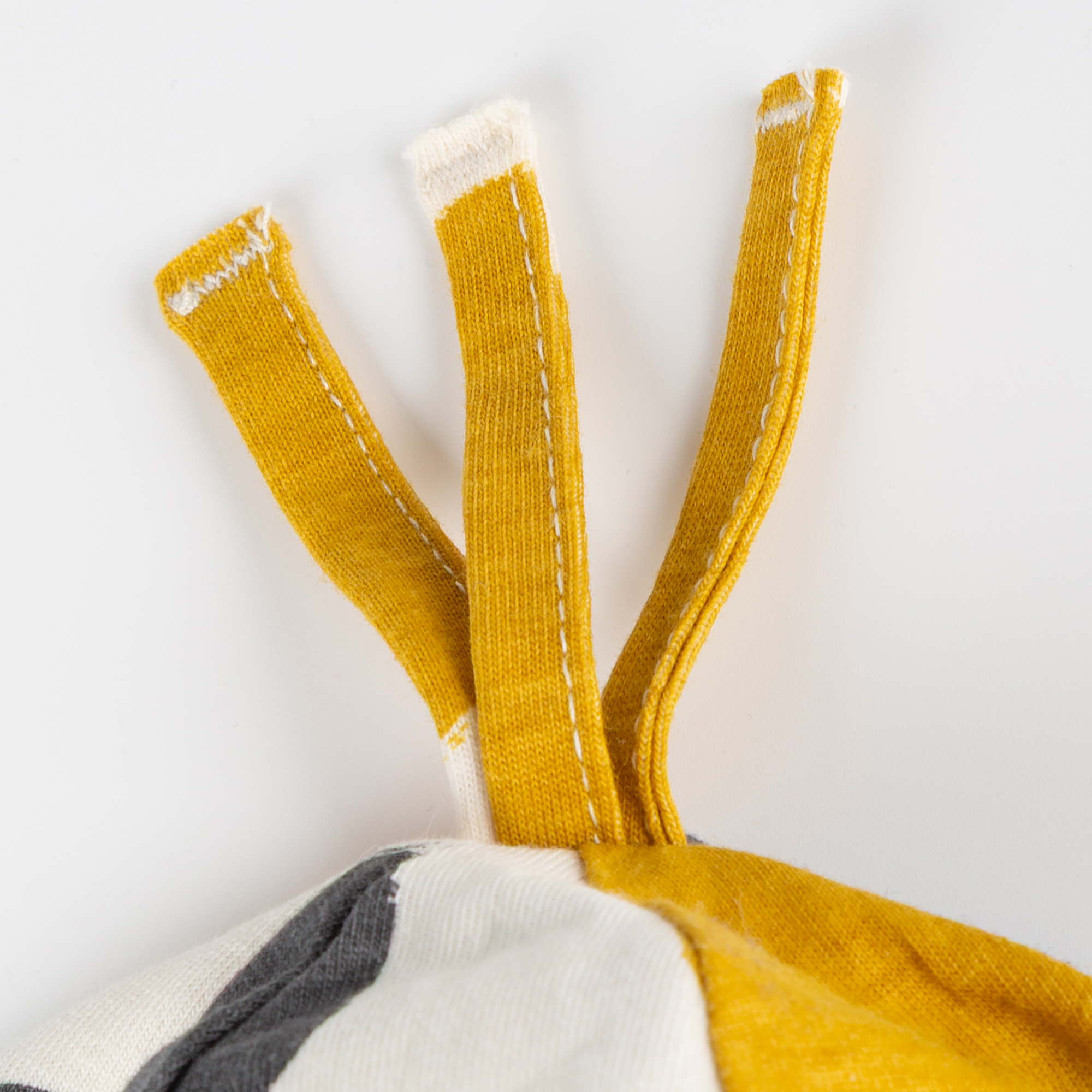 Baby Mütze Schneehase, bunter Print