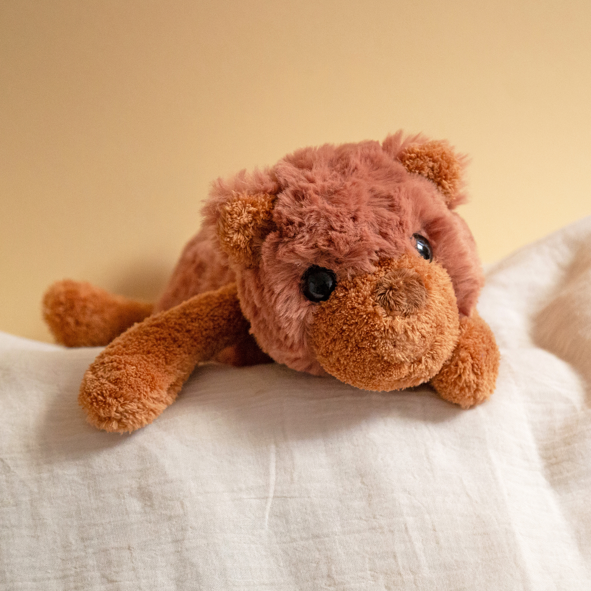 Kuscheltier Bär liegend braun, Flauscherie
