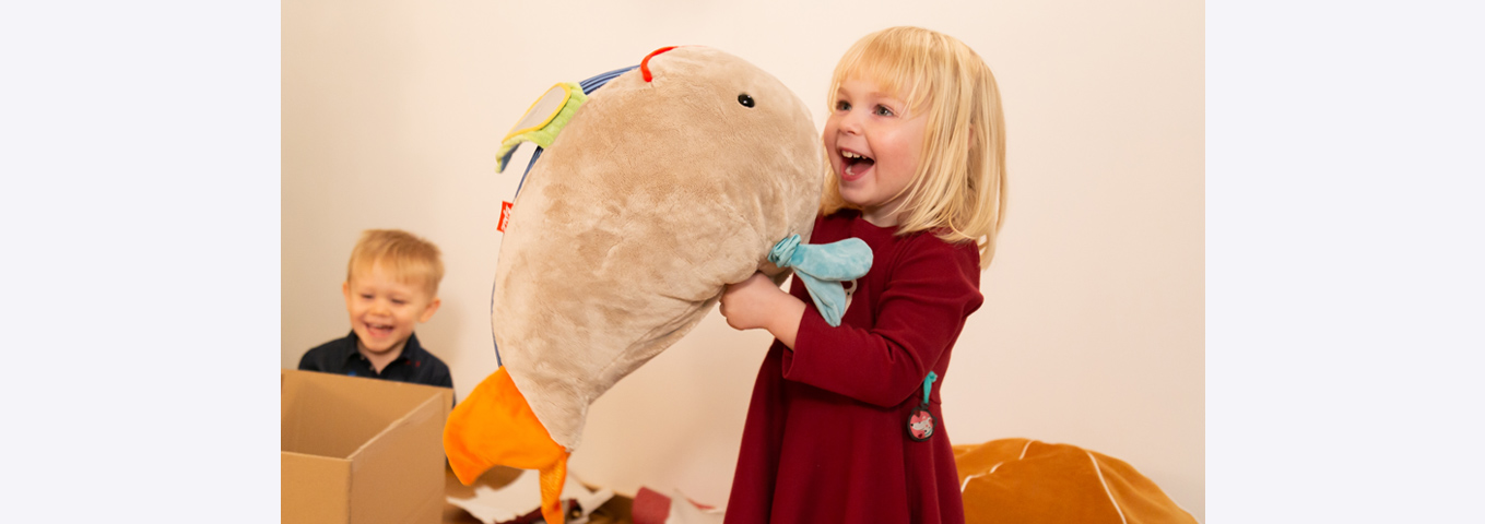 Sinnvoll schenken: Warum weniger Geschenke Kinder glücklicher machen