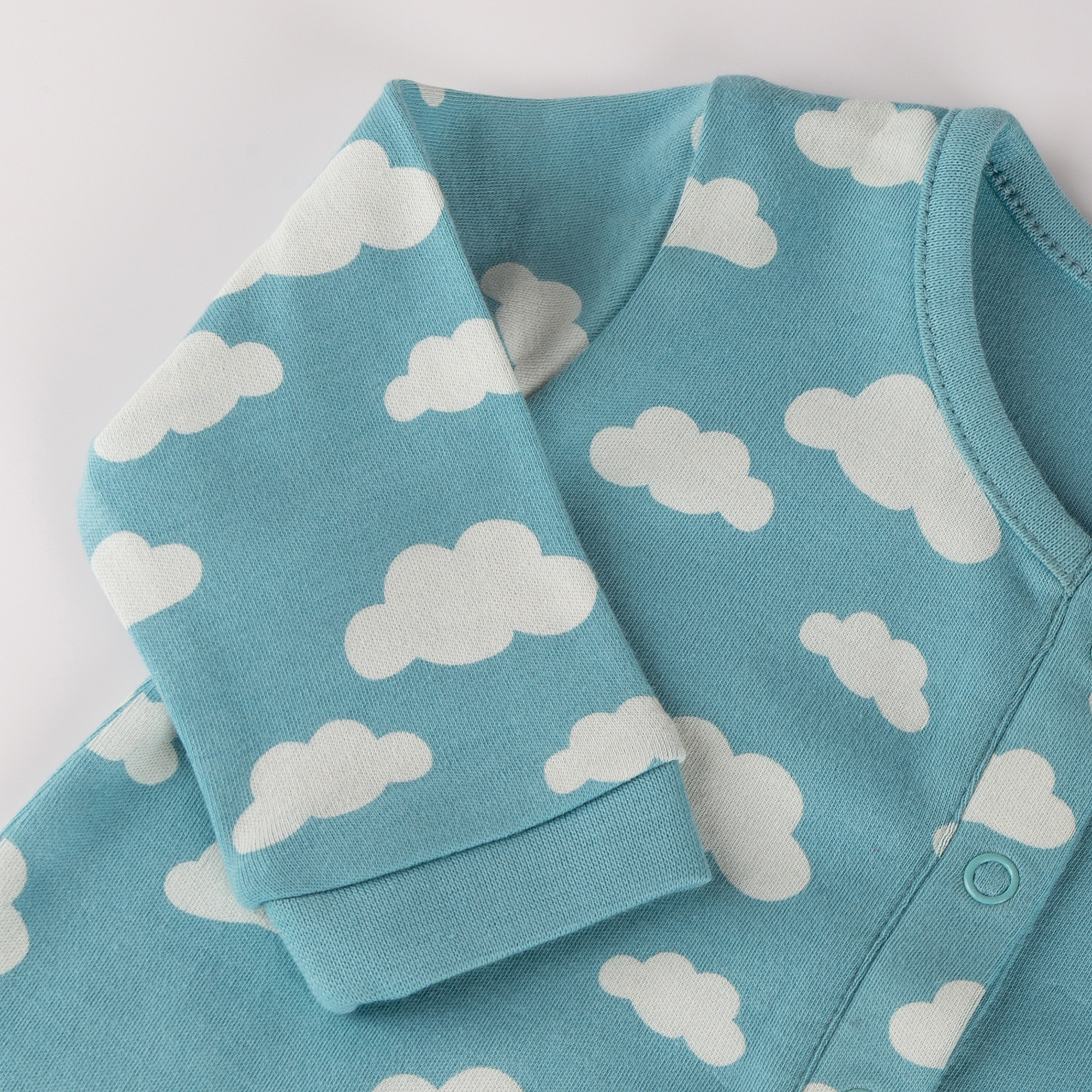Baby Schlaf Overall Schäfchen mit Wolken Print, hellblau