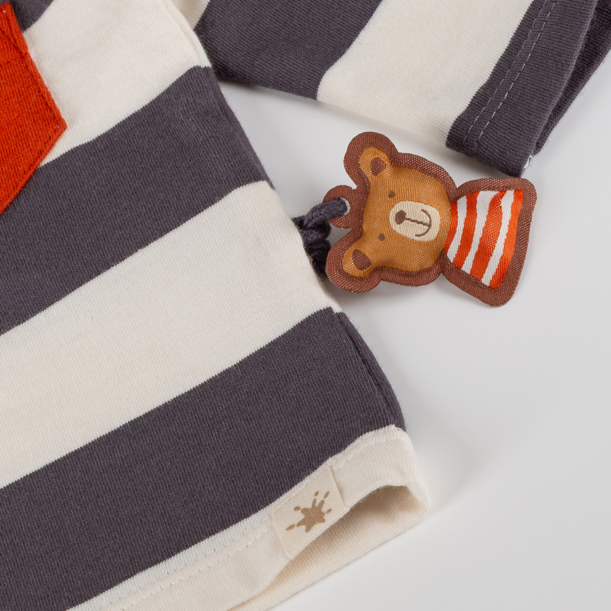 Baby Langarmshirt Winterbär, weiß/dunkelgrau gestreift