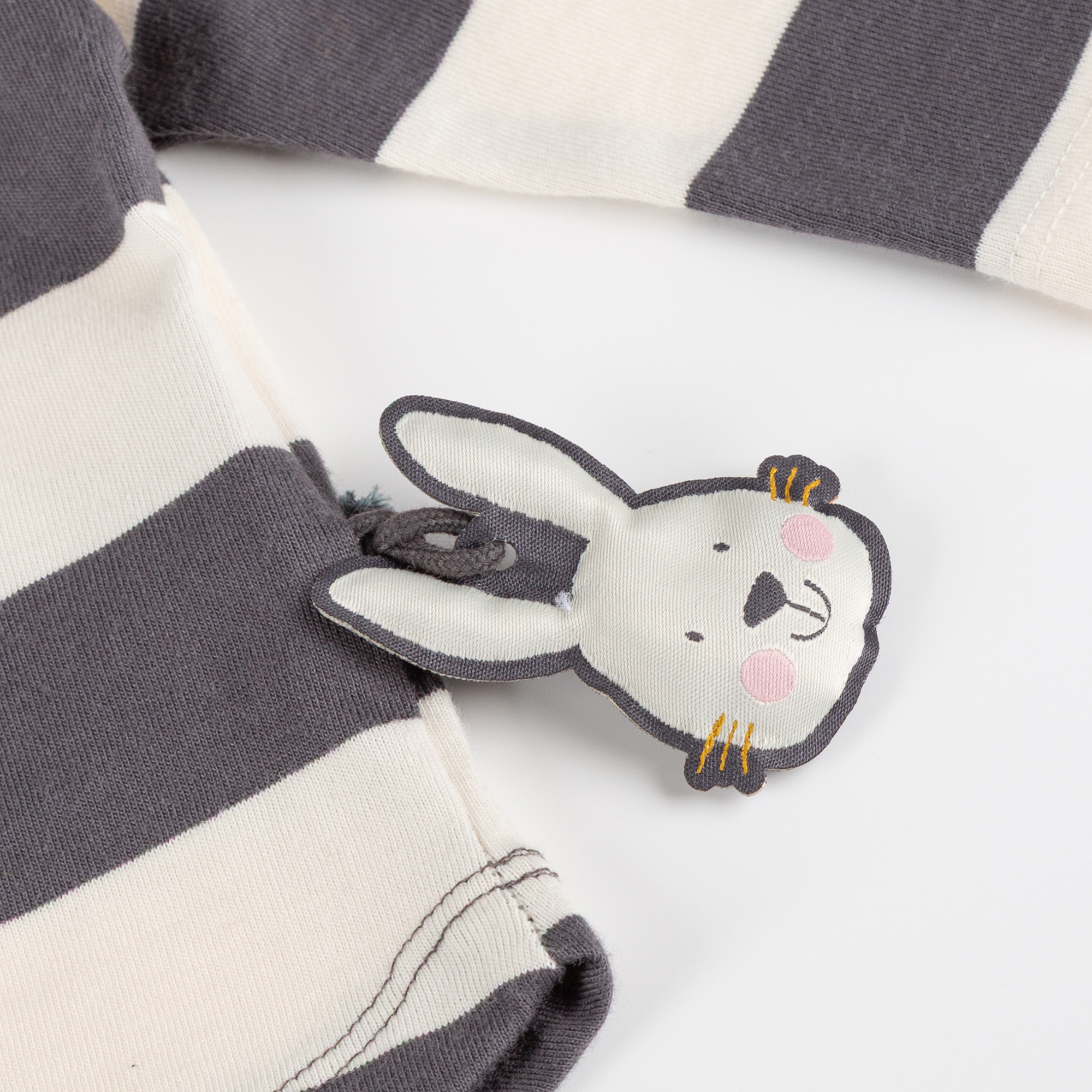 Baby Langarmshirt Schneehase, dunkelgrau-weiß gestreift