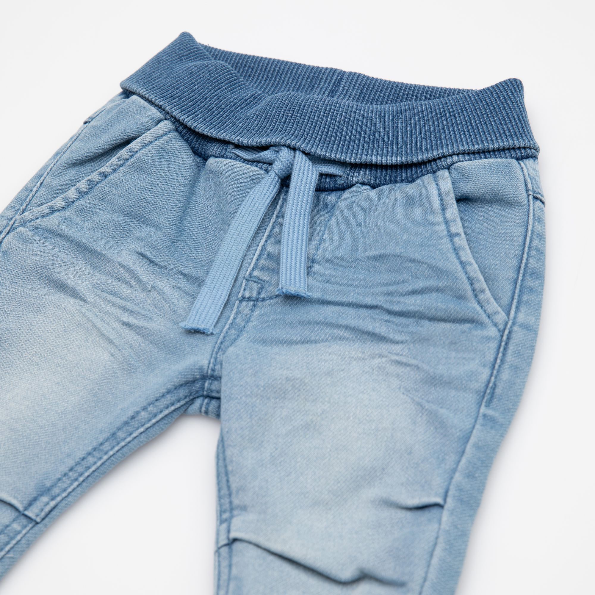 Babyjeans zum Krempeln mit heller Waschung Babyjeans zum Krempeln mit heller Waschung