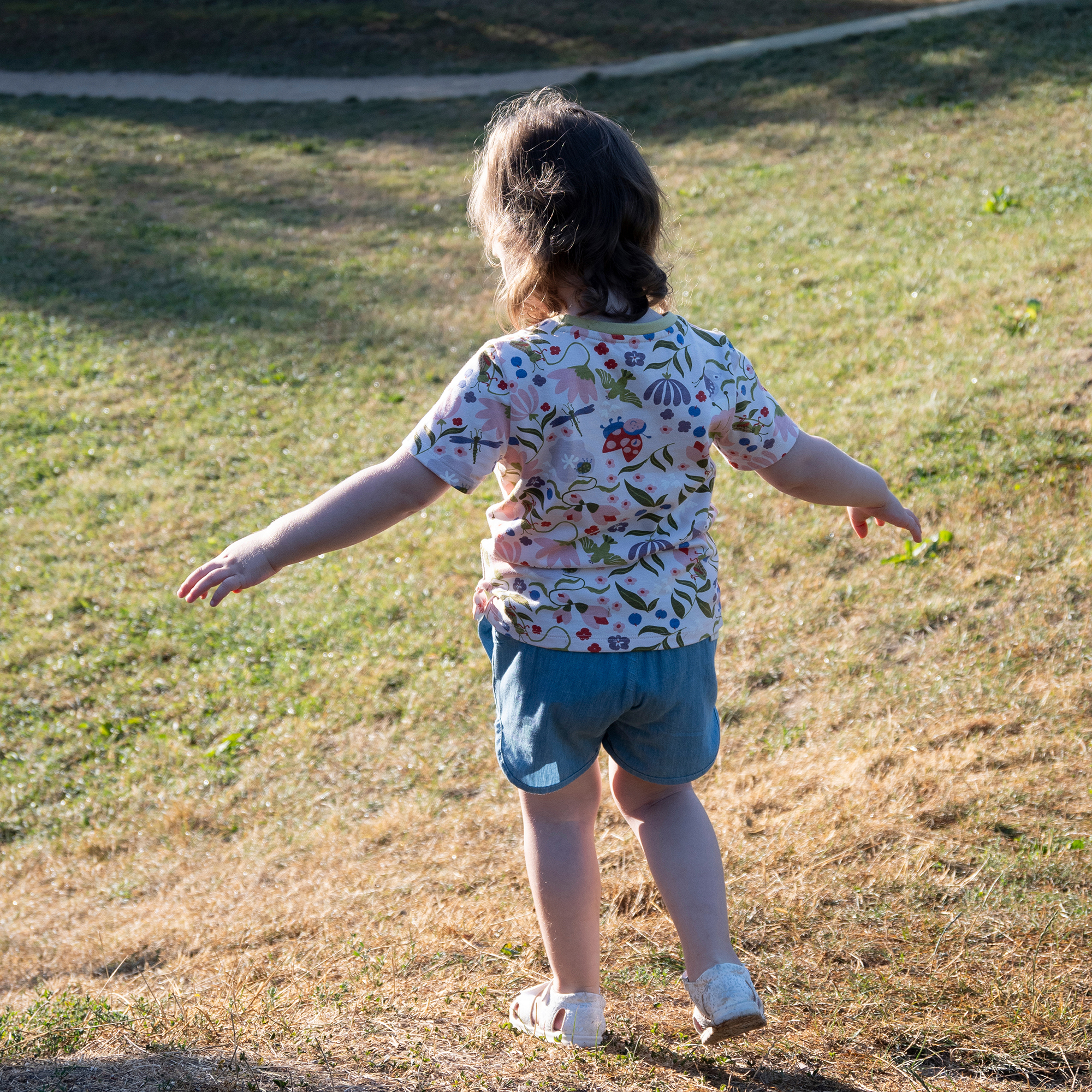 Kinder T-Shirt Blumenprint mit Marienkäfer Kinder T-Shirt Blumenprint mit Marienkäfer