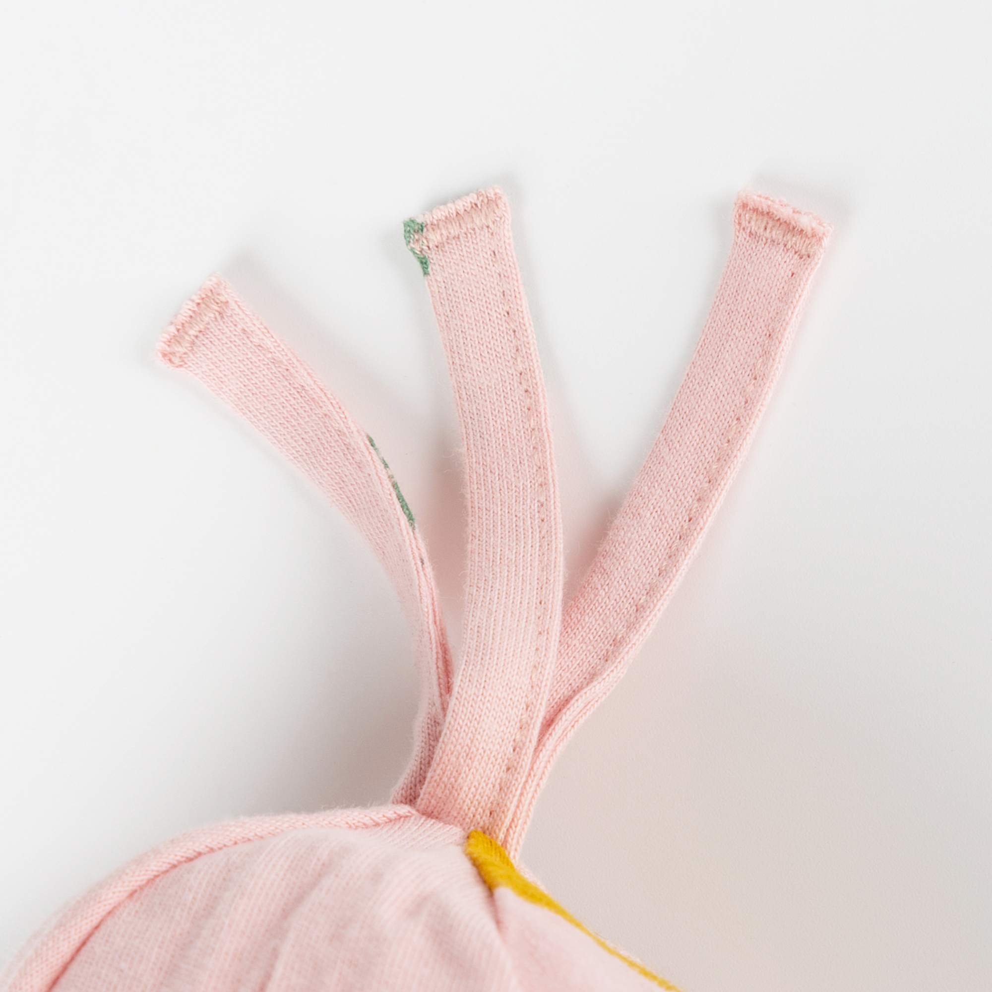 Baby Mütze, rosa und bunt bedruckt
