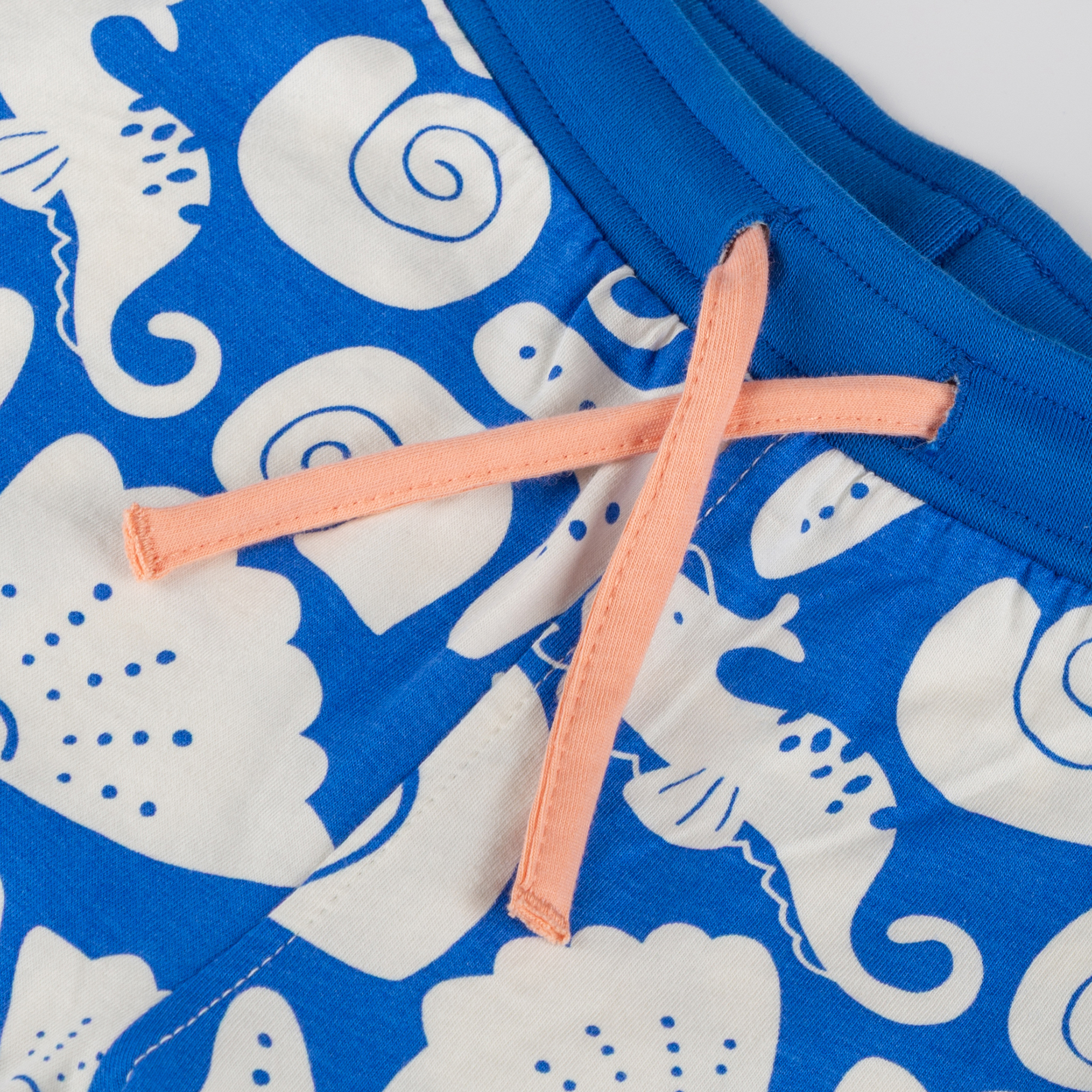 Kinder Shorts Strand Print. blau mit weiß