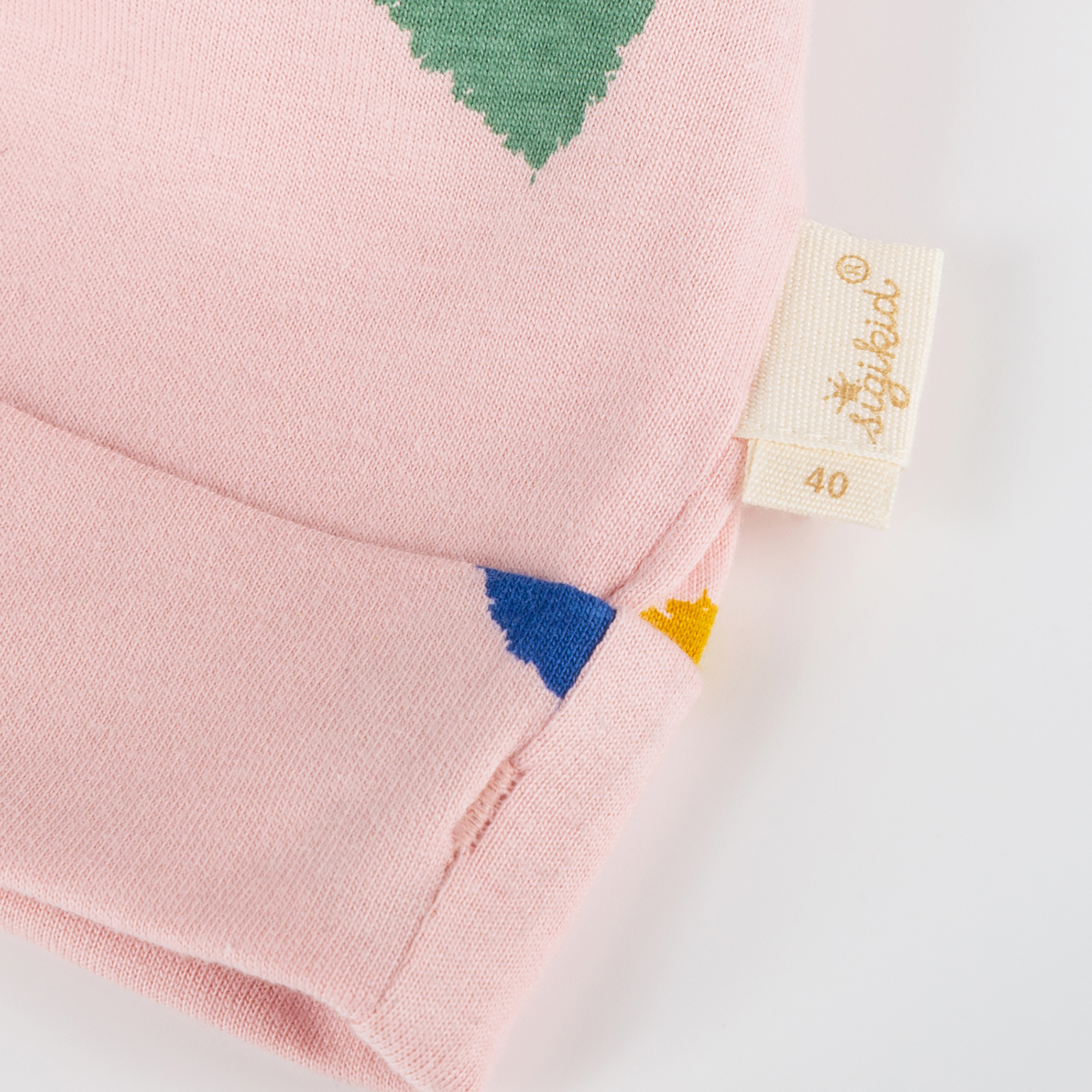 Baby Mütze, rosa und bunt bedruckt