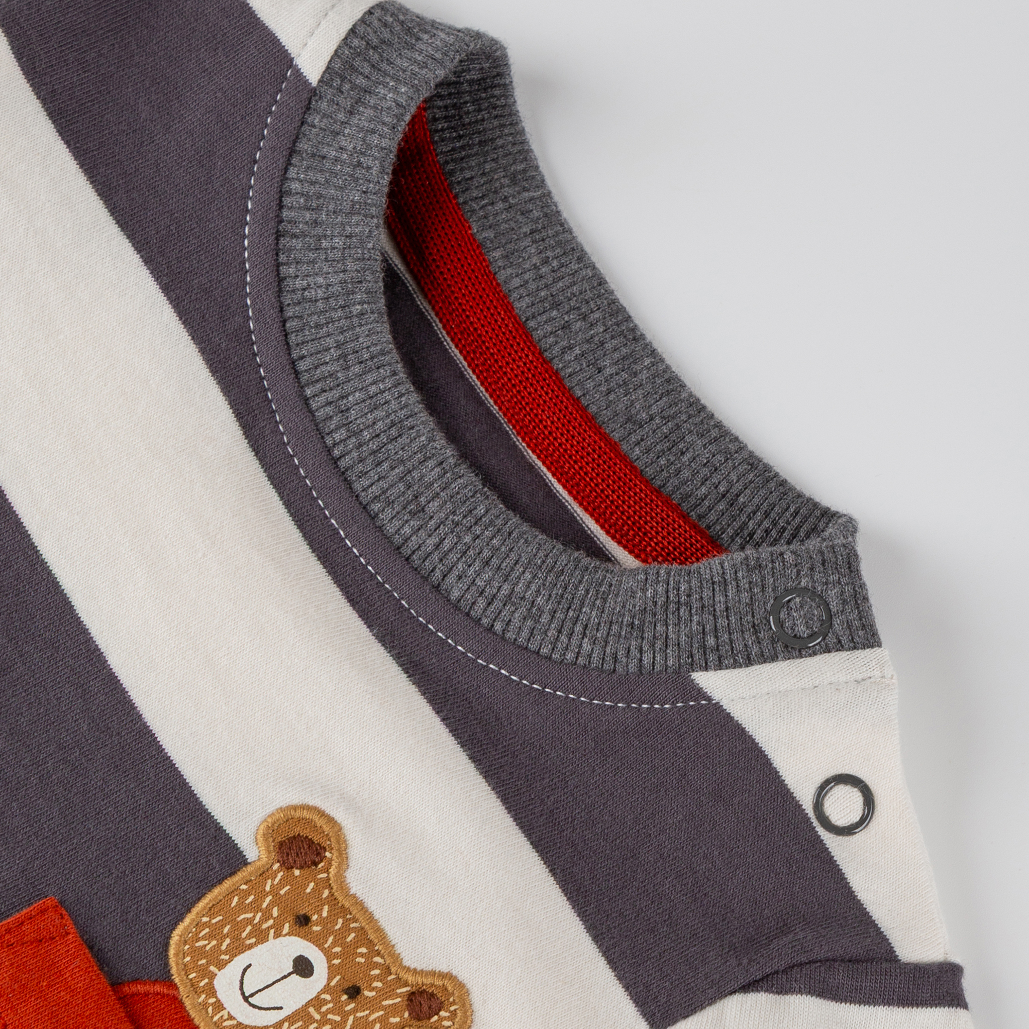 Baby Langarmshirt Winterbär, weiß/dunkelgrau gestreift