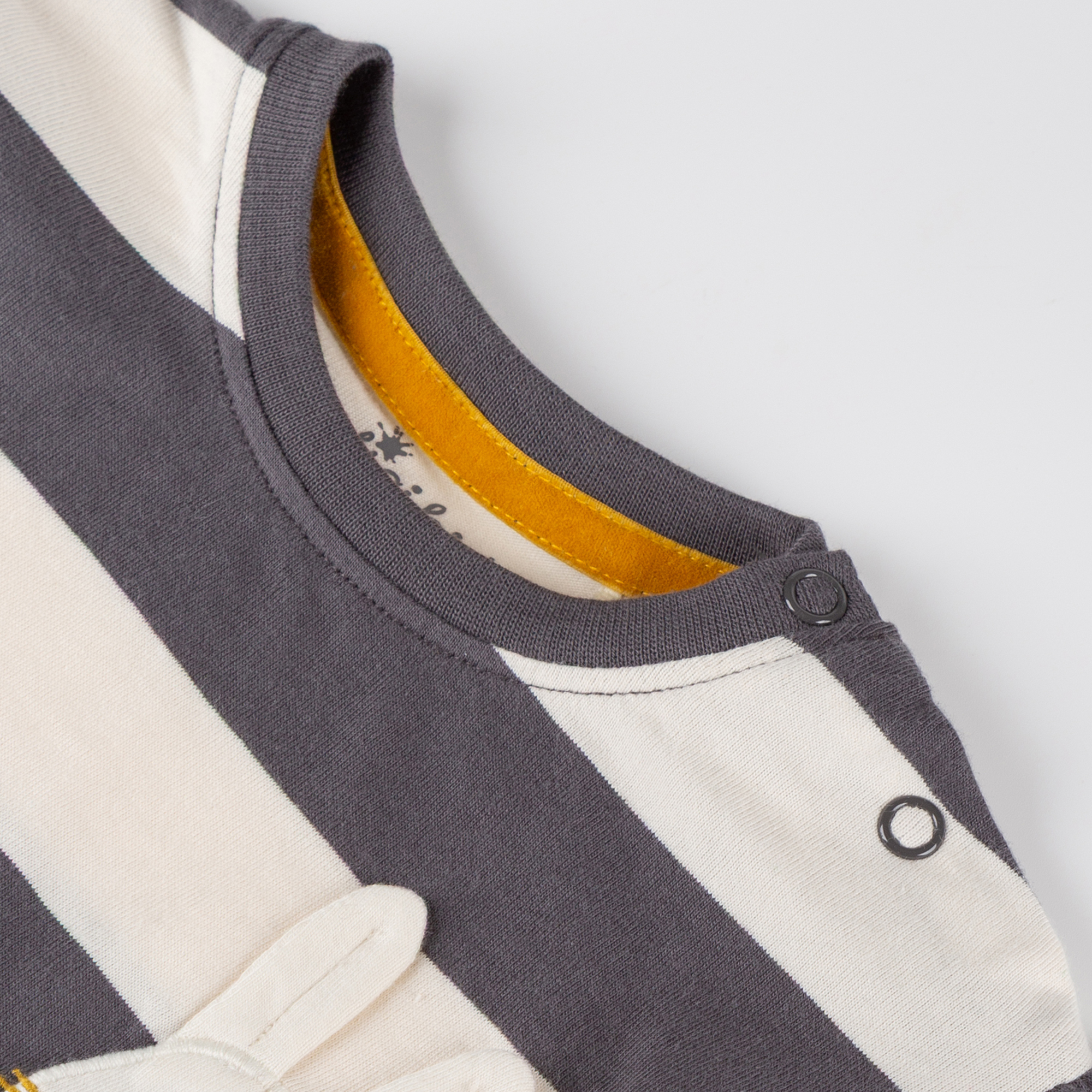 Baby Langarmshirt Schneehase, dunkelgrau-weiß gestreift